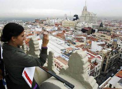 Una chica fotografía las vistas desde la azotea del hotel Petite Palace Alcalá.