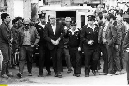 John Demjanjuk (esposado), antes de ser juzgado en Jerusalen en 1986.