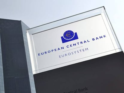 Vista del logotipo del Banco Central Europeo (BCE) en su sede de Fráncfort, Alemania.