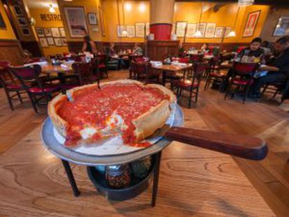 Pizza típica de Chicago, borde alto y grueso, como si fuera un pastel, en el restaurante Giordano's.