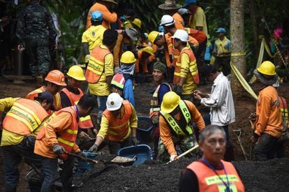 Trabajadores arreglan la carretera hacia la cueva en Khun Nam Nang  Non Forest Park para hacer posible el rescate de los niños de un equipo de fútbol.  