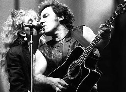 Bruce Springsteen con Patti Scialfa en el concierto que ofreció en Madrid el 2 de agosto de 1988.
