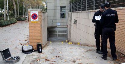 Dos agentes de polic&iacute;a recogen pruebas en el lugar del tiroteo registrado en Valencia.