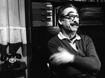 Manuel de Pedrolo, en su casa, en una imagen de 1984.