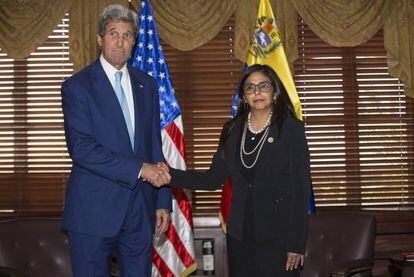 El secretario de Estado, John Kerry, saluda a la canciller venezolana, Delcy Rodríguez.