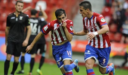 Carlos Castro celebra su primer gol con el Sporting.