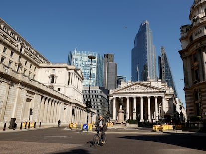 La sede del Banco de Inglaterra, en el centro financiero de Londres, durante el confinamiento.
