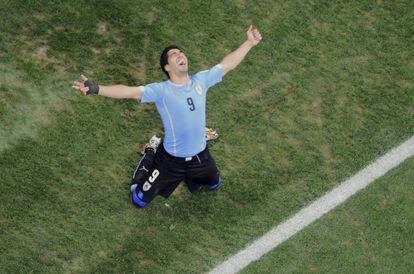 Luis Suárez celebra el gol de la victoria.
