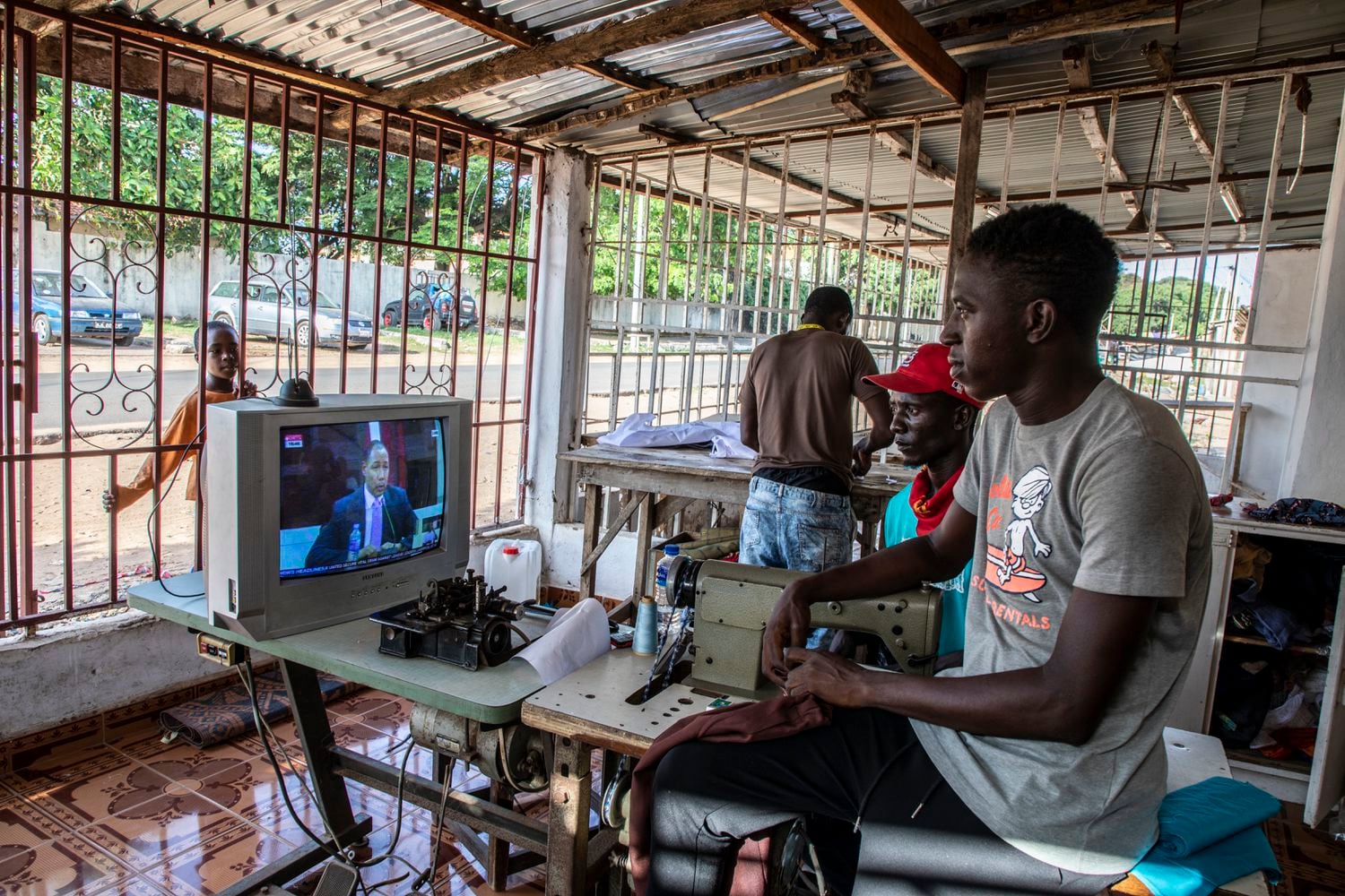 Las sesiones de la Comisión de la Verdad, la Reconciliación y las Reparaciones se retransmiten en directo por televisión y son seguidas cada día por decenas de miles de gambianos que escuchan entre el asombro y la indignación los relatos de víctimas y verdugos.