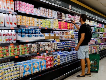 Un joven hace la compra en un supermercado.