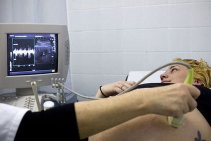 Una ecografía a una embarazada en un centro de salud de Barcelona.