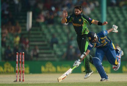 El bateador de Sri Lanka Lahiru Thirimanne y el paquistaní Shahid Afridi en una nueva jornada de la Copa de Asia de cricket entre Pakistán y Sri Lanka en el Shaheb Estadio Ali Osman Khan en Fatullah, en las afueras de Dhaka