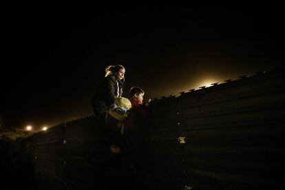 Muchos migrantes de estas caravana, desalentados por la larga espera para solicitar asilo a través de los puertos oficiales de entrada, optaron por saltar o atravesar el muro fronterizo, encontrándose con la oposición de la Patrulla Fronteriza de los Estados Unidos.