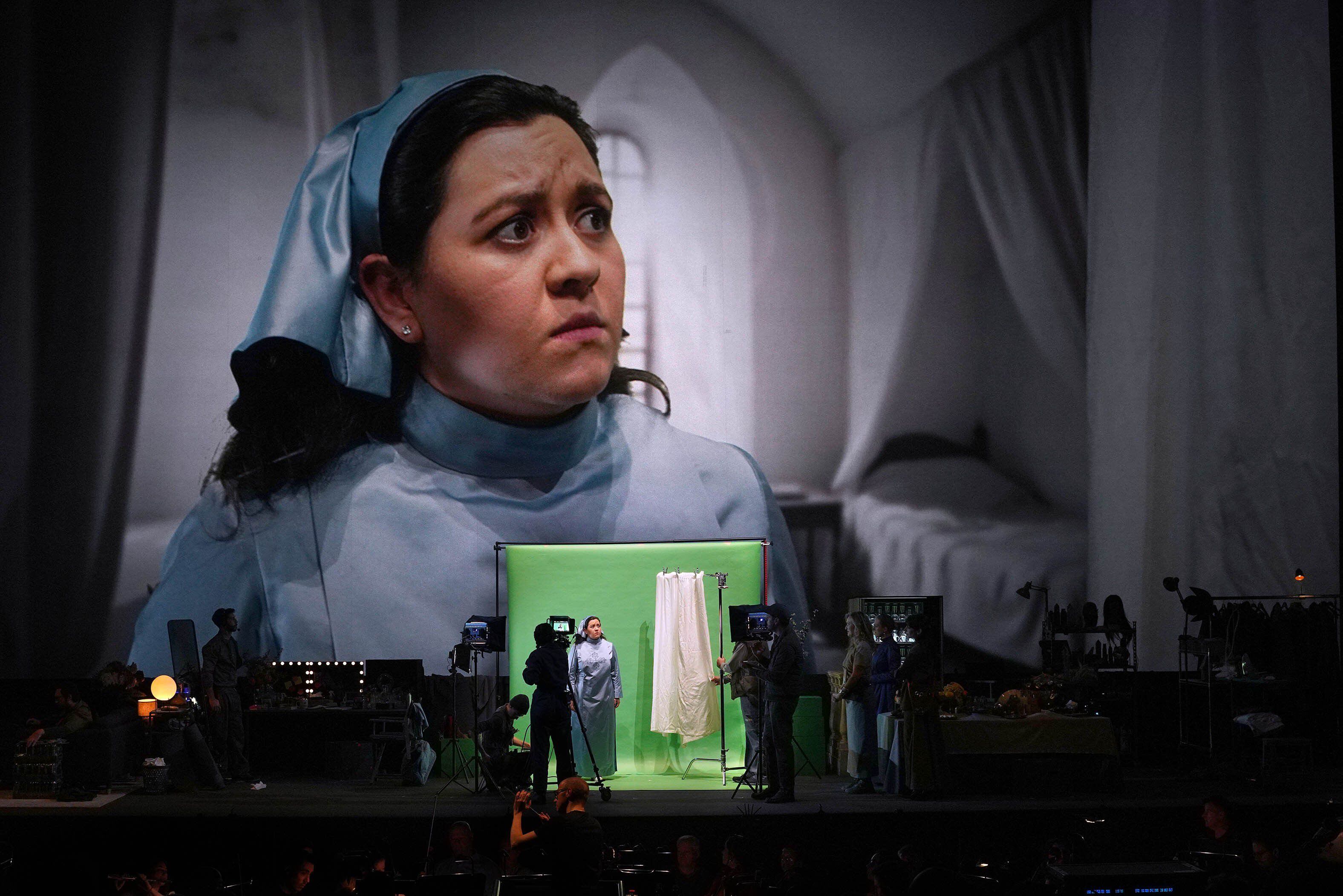 La actriz Adriana González como Doña Inés en los ensayos de 'Tenorio'.