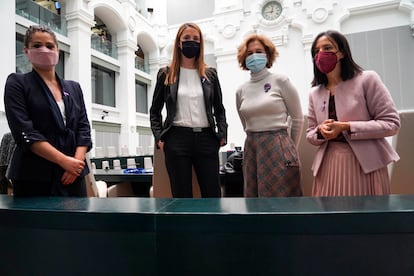 De izquierda a derecha, las cuatro concejales socialistas del Ayuntamiento de Madrid en el pleno de hoy: Enma López, Mar Espinar, Maite Pacheco y Mercedes González