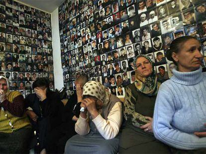 Supervivientes de la masacre de Srebrenica, fotografiados en 2007 en la ciudad bosnia de Tuzla ante imágenes de las víctimas del asesinato masivo más salvaje de la guerra.