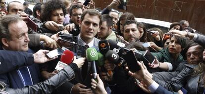El presidente de Ciudadanos, Albert Rivera, atiende a la prensa antes de intervenir en el Foro ABC-Deloitte, hoy en el Casino de Madrid.
