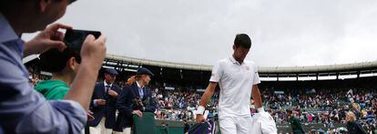 Novak Djokovic abandona la pista tras perder un partido en Wimbledon.
