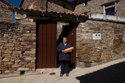 Angelita sujeta sus panes en la puerta de su casa de Carrascosa de la Sierra, en Soria, este viernes.