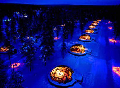 Iglús acristalados en Finlandia, propiedad del hotel Kakslauttanen, para poder ver la aurora boreal