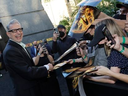 El actor Jeff Goldblum firma autógrafos a sus 'fans' en el estreno en Los Ángeles de 'Jurassic World Dominion' el pasado junio.