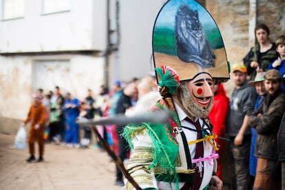 Un peliqueiro durante del carnaval en Laza./ ÓSCAR CORRAL (EL PAÍS).