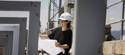 Una arquitecta supervisa una obra en Mataró (Barcelona).