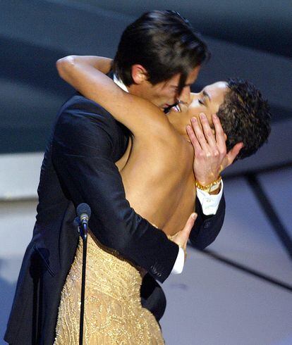 Adrien Brody kisses Halle Berry at the 2003 Oscars.