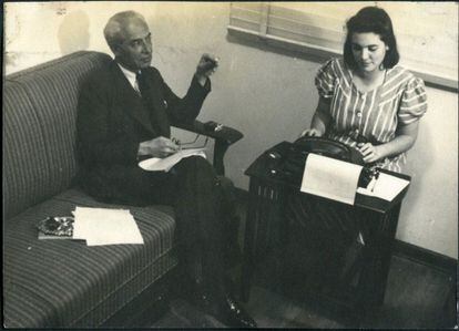 Bernardo Giner dictando a su hija Elisa B que escribe a máquina, en México.