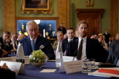 El príncipe Enrique de Inglaterra y Carlos de Inglaterra en una reunión por el Año Internacional del Arrecife en Fishmongers Hall el 14 de febrero de 2018 en Londres. 