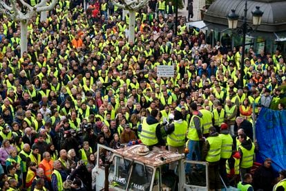 Manifestantes se concentran durante la tercera jornada de protestas de los ganaderos y agricultores para pedir mejoras en el sector, a 8 de febrero, en Logroño (La Rioja).
