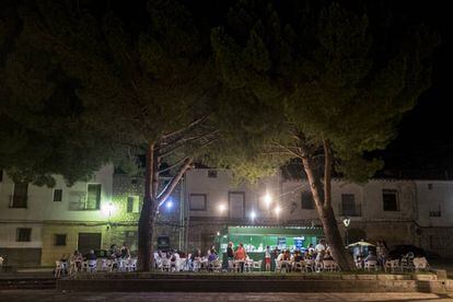Ambiente en la plaza de Almonacid de Zorita (Guadalajara) la última noche del viaje, a punto de llegar al destino.
