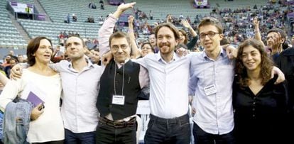 Pablo Iglesias posa junto a su equipo en la asamblea ciudadana de Podemos.