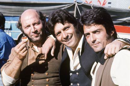 De izquierda a derecha, Álvaro de Luna, Sancho Gracia y Pepe Sáncho, en un descanso de la serie 'Curro Jiménez', en 1977.