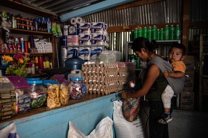 Una mujer y su hijo compran en una tienda de comestibles en la remota comunidad de Yalálag, Oaxaca, en agosto de 2020.
