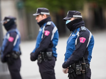 Tres agentes de la Policía Municipal, frente a la Real Casa de Correos, sede de la Comunidad de Madrid.