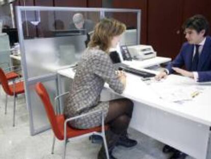 Clientes dentro de una oficina bancaria.