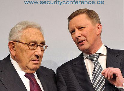El ex secretario de Estado estadounidense Henry Kissinger (i) conversa con el viceprimer ministro ruso Sergey Ivanov (d) durante la 45ª Conferencia de Seguridad de Munich