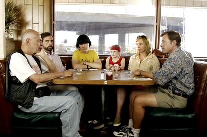 Un fotografama de 'Pequeña Miss Sunshine' con, de izquierda a derecha, Alan Arkin, Steve Carell, Paul Dano, Abigail Breslin, Toni Collette y Greg Kinnear.