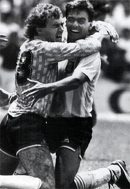 Brown (derecha) se abraza con Pumpido en la final de 1986.