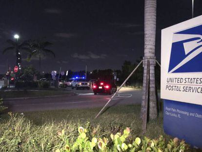 Coches de policía junto al centro de distribución postal de Opa-Locka, en Florida. En vídeo, Bill de Blasio, alcalde de Nueva York, afirma que el envío de paquetes sospechosos "es terrorismo".