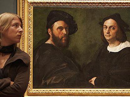 Visitante del Museo del Prado ante el <i>Retrato de Andrea Navagero y Agostino Beazzano</i> o <i>Retrato doble,</i> de Rafael.