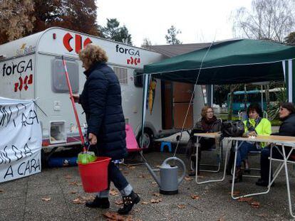 Limpiadoras del Arsenal de Ferrol, acampadas para exigir sus salarios