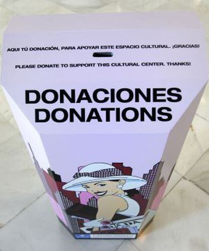 Una de las urnas para donaciones instaladas en el palacio de Cibeles.