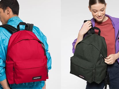 Dos de los colores lisos en los que puede adquirirse en Amazon esta mochila de Eastpak.