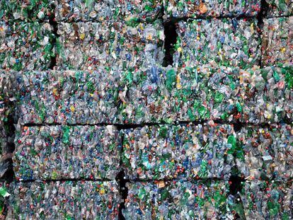 Cientos de envases de plástico son tratados en una planta de reciclaje en Bilten (Suiza).