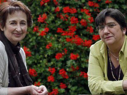 Mari Carmen Hernández (a la izquierda) y Edurne Brouard posan en un parque de Bilbao antes de su conversación. 
