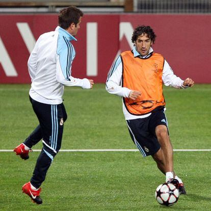 Raúl (de frente), junto a Van der Vaart, durante el entrenamiento de anoche en Marsella.