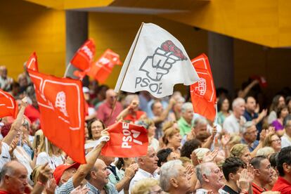 A historical flag of the PSOE party, during last Saturday's rally in Valencia.