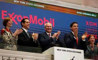 El presidente ejecutivo de Exxon, Darren Woods (centro), la semana pasada.
